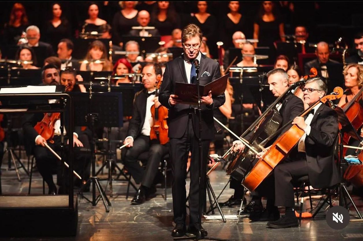 Sanatçı dostluğu, destek, saygı, müzik, alkış