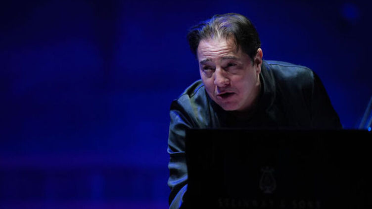 Sanatçı dostluğu, destek, müzik, saygı, alkış