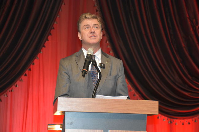 Sanatçı dostluğu, dayanışma, alkış, destek, müzik