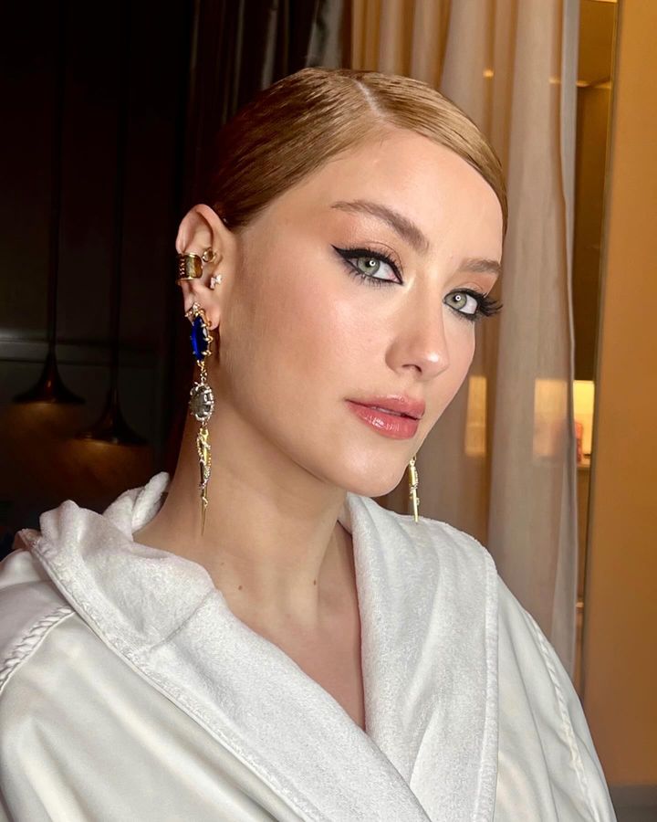 Gülüşünde yeni bir başlangıç, ışık saçıyor