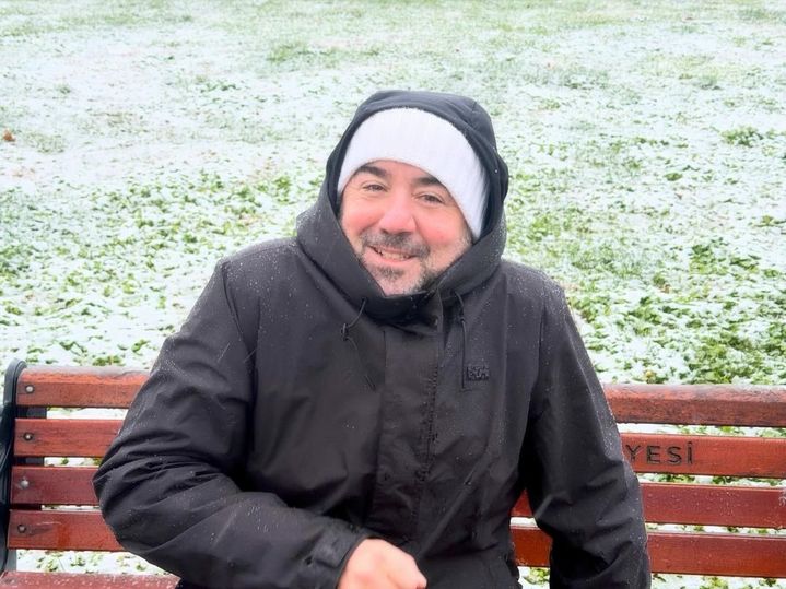 Beyaz örtü altında neşeli adımlar, kışın büyüsü