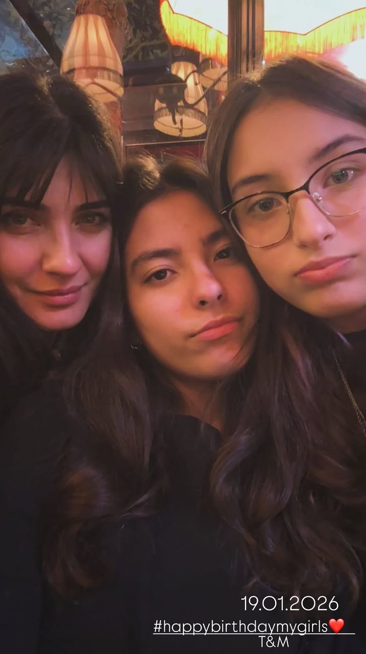 İkiz kızlar büyümüş, zaman nasıl hızlı geçmiş!