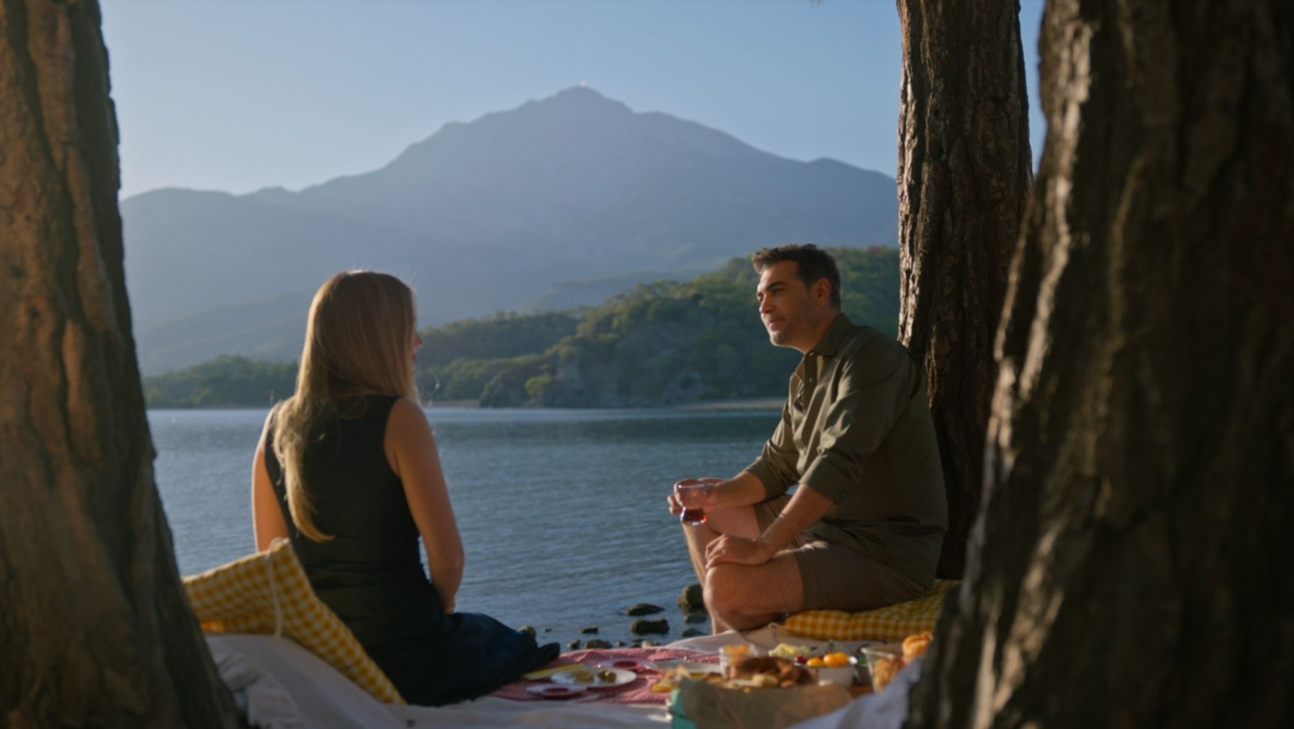 Görseli yansıtan, kısa ve etkileyici alt metinler: İstanbul'un büyüsü ekranlarda,