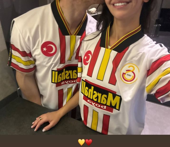 Tribündeki aşk, heyecan dorukta, kırmızı siyah tutku!