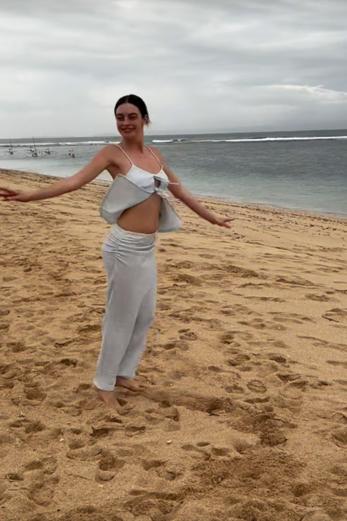 Güneş, kum, Melis Sezen, Bali'nin büyüsü dans ediyor