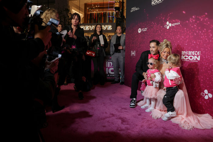 Pembe halı, aile, gülümseme, anılar, belgesel, Paris Hilton