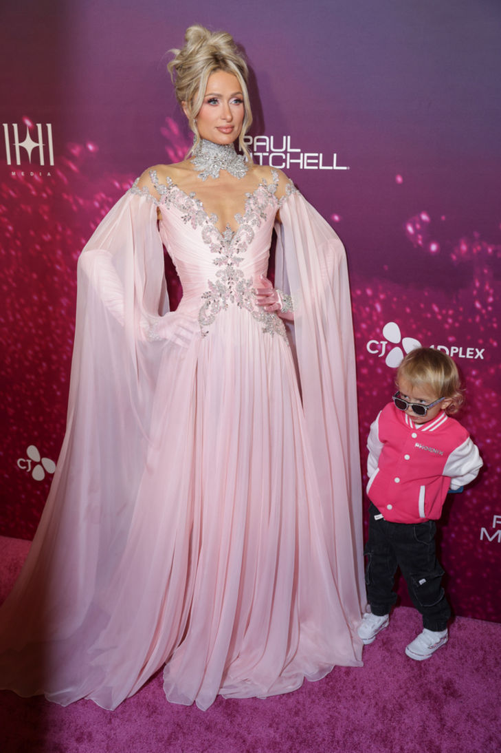 Pembe şıklık, aile saadeti, Hollywood parıltısı