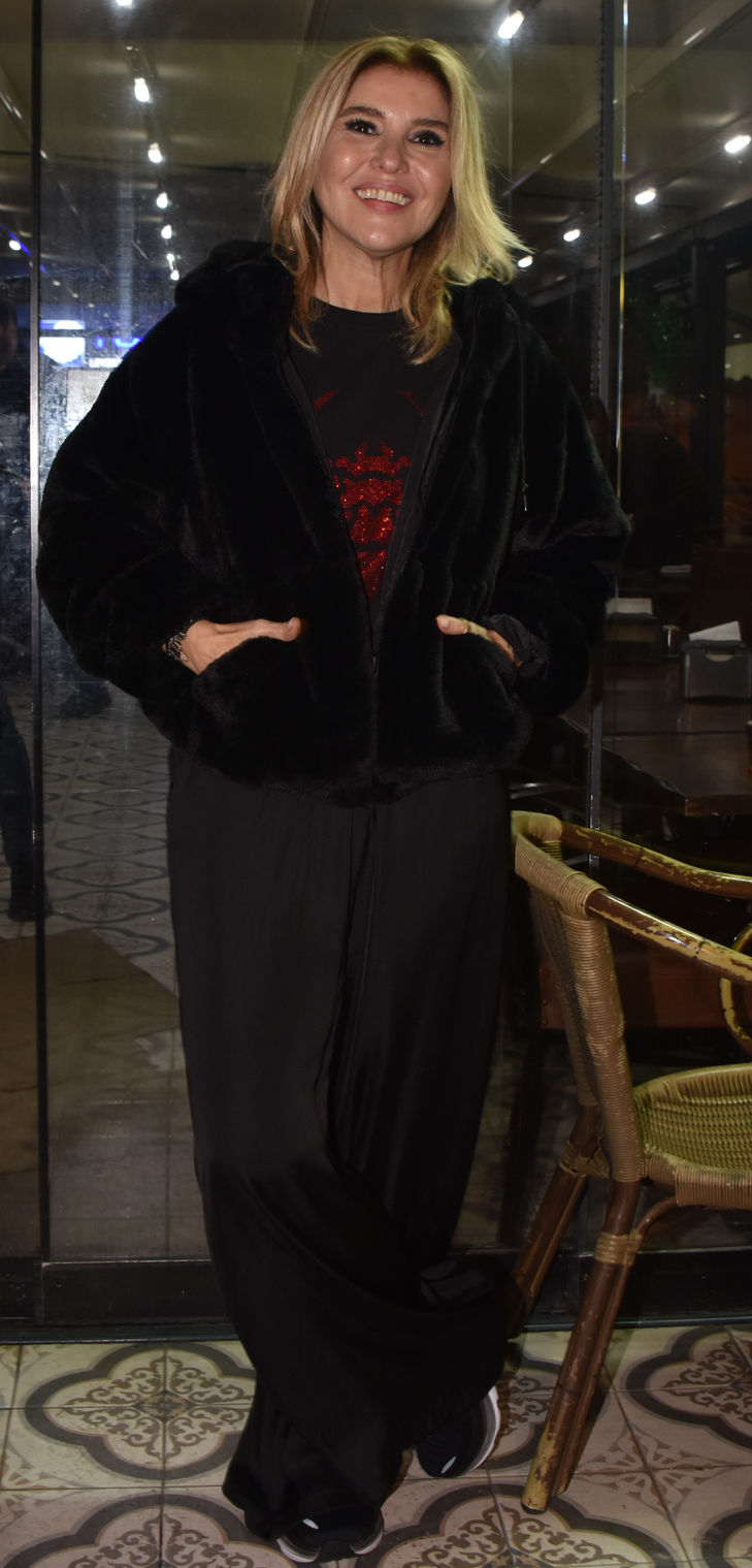 Kahkahalarla dolu bir an, dostluk ve müzik