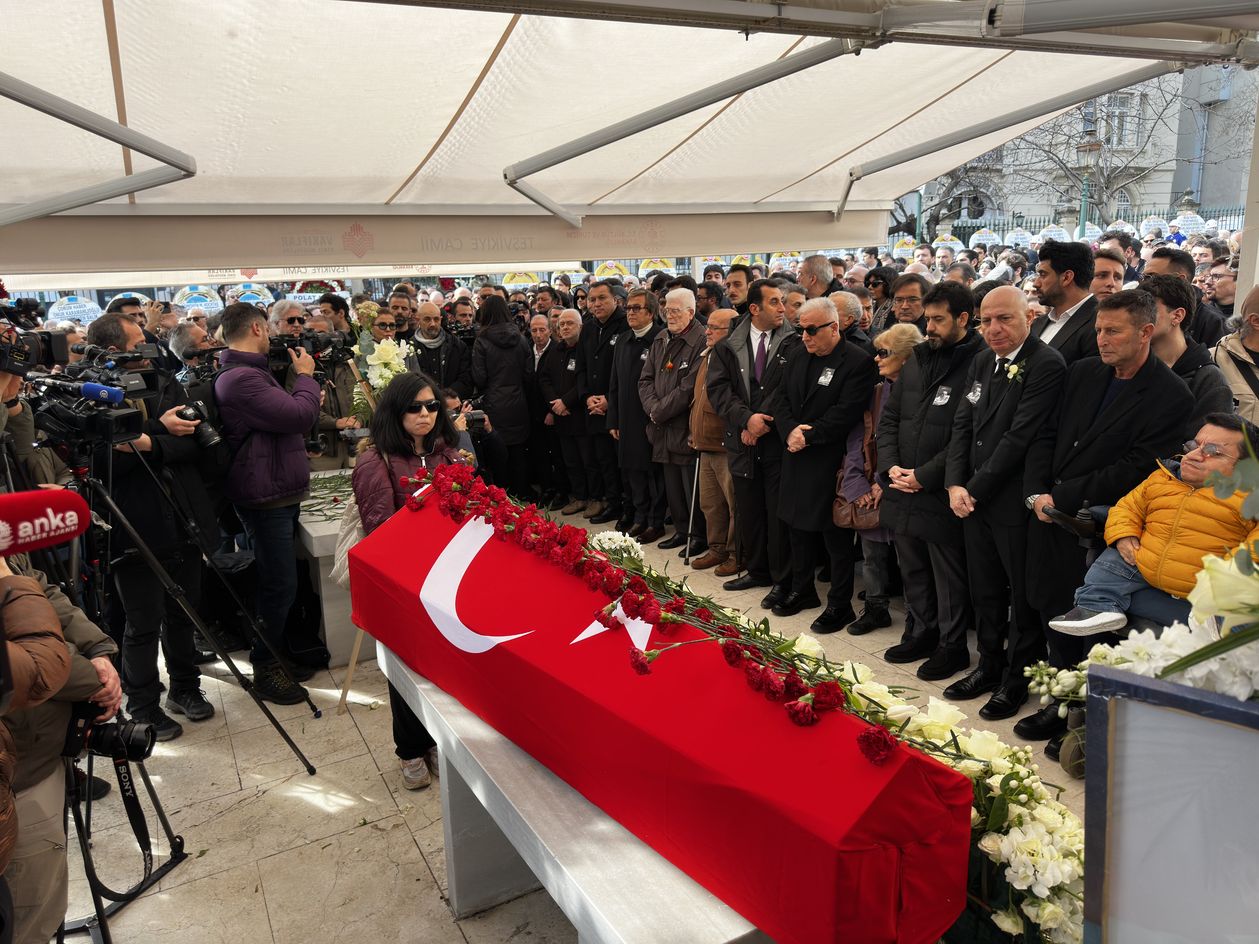 Perde kapandı, ışıklar söndü, tiyatro yas tutuyor