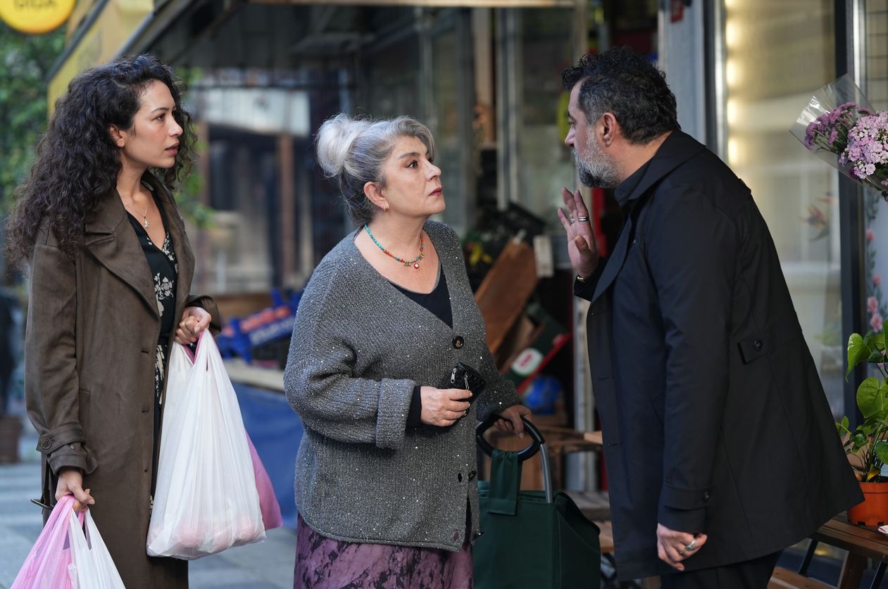 Gelenekler, güç ve kadın kimliği üzerine derin bir bakış