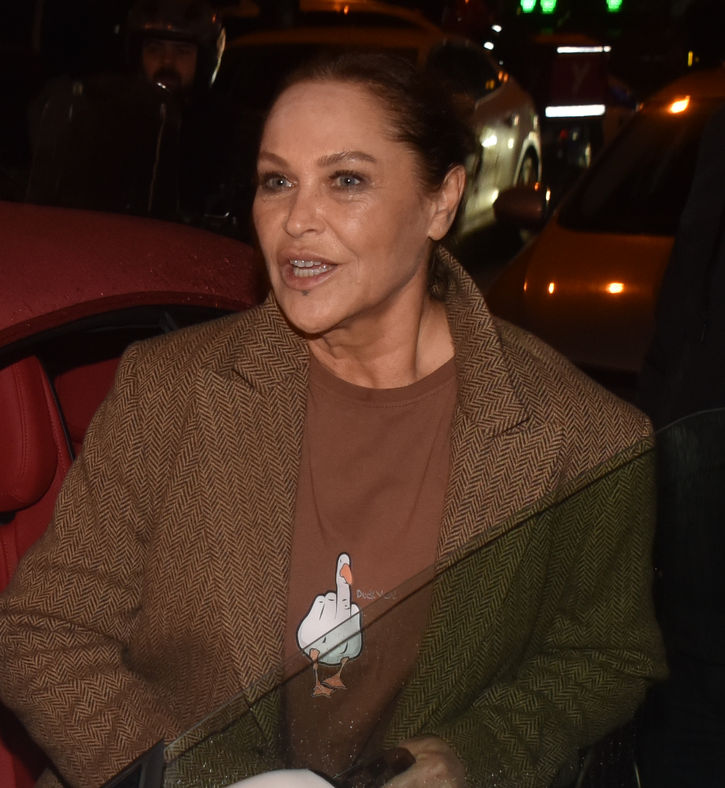 Gülüşler, kucaklaşma, yıllara meydan okuyan dostluk