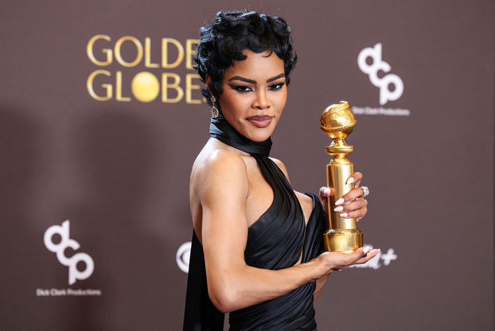 Komik dönüşüm, sahne ışıkları, kahkaha tufanı, beklenmedik performans