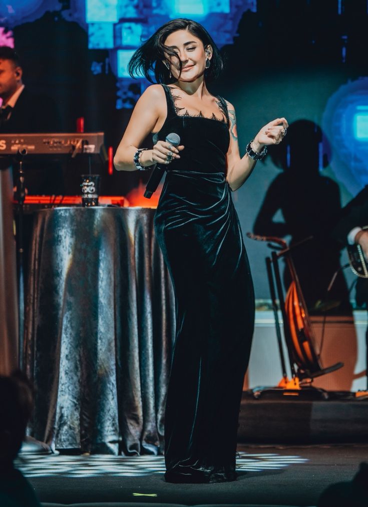 Sahnede anlık bir duraksama, sonraki coşku, güçlü kadın