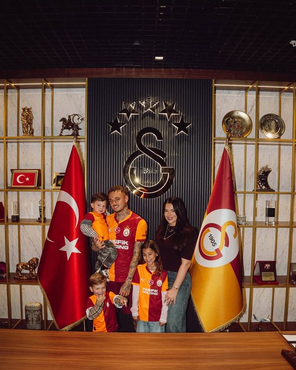 Hollandalı yıldız, sevgilisi ve çocuklarıyla sıcak aile tablosu