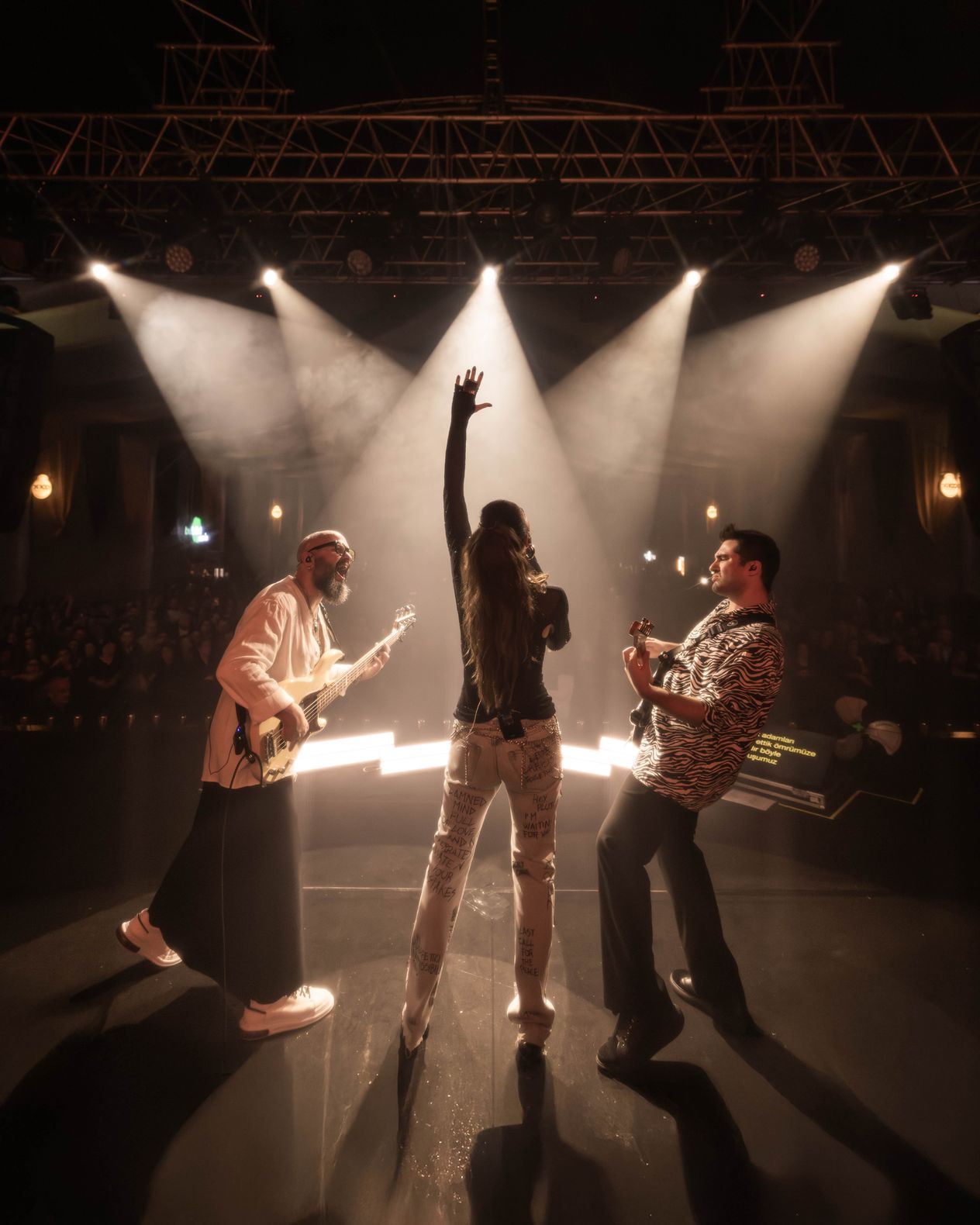 İzmir'de coşku, Sıla'yla kış veda etti, yeni müzik yaklaşıyor