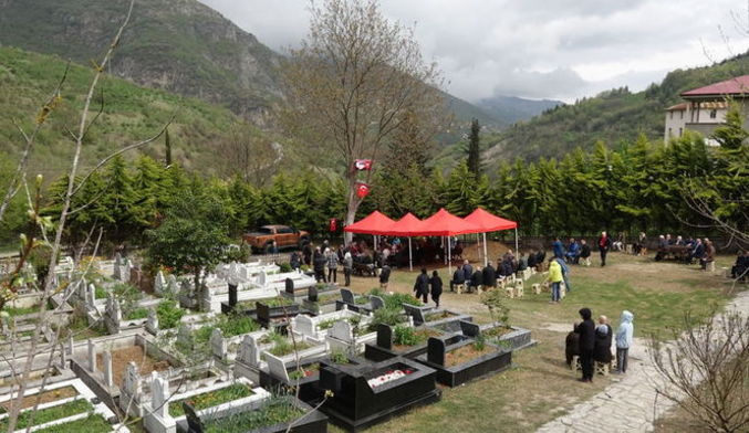 Ailesiyle bağ, sonsuz sevgi, hüzünlü anı, kabristan