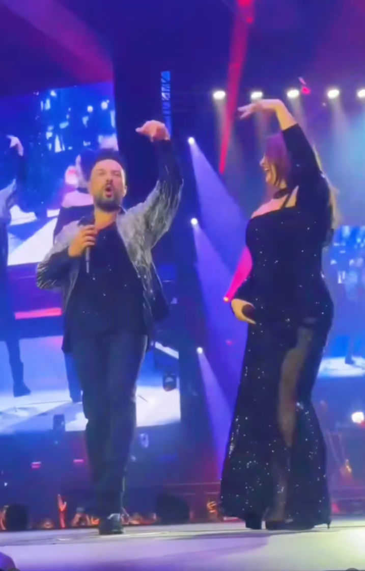 Sahne şenlendi, üç yıldız bir araya geldi!