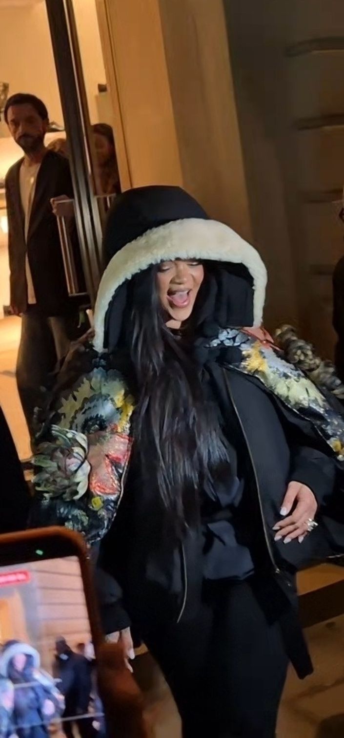 Gece Paris'te Rihanna, stil avında ışıldıyor