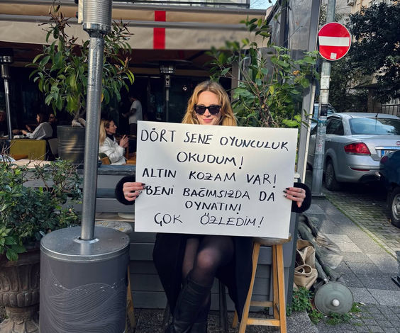 Oyuncunun içinden geçenleri pankartla haykırdığı eğlenceli anlar