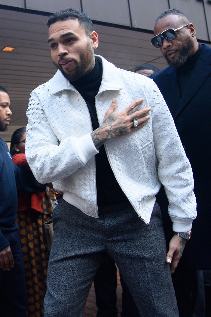 Şarkıcı Brown Londra'da, şişe saldırısı davası bekleniyor