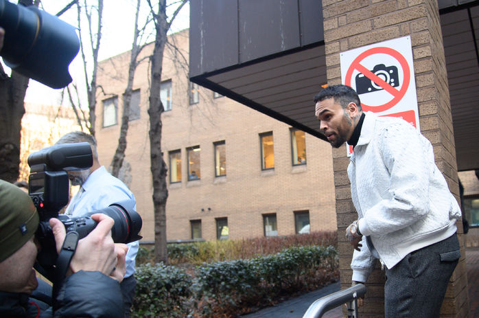 Londra'da şarkıcı, mahkeme, şişe, iddia, duruşma