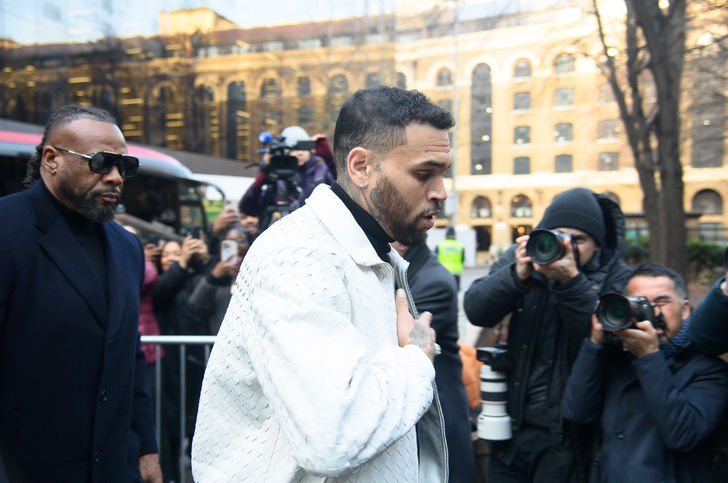 Londra'da şarkıcı Brown, şişeli saldırı davasıyla hakim karşısına