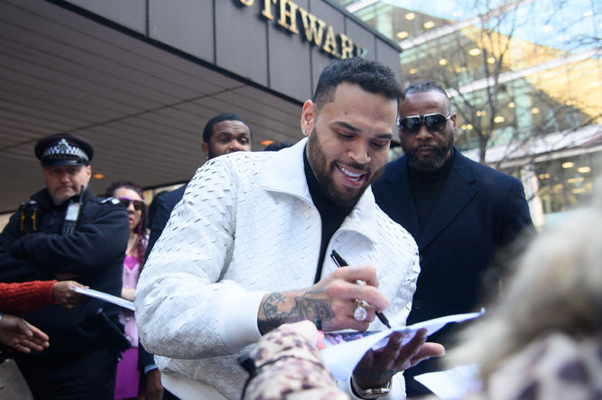Londra'da dava, şarkıcı Chris Brown, şişeli saldırı iddiası