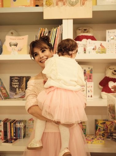 Küçük bir prenses, iki yaşına girdi, neşe saçıyor!