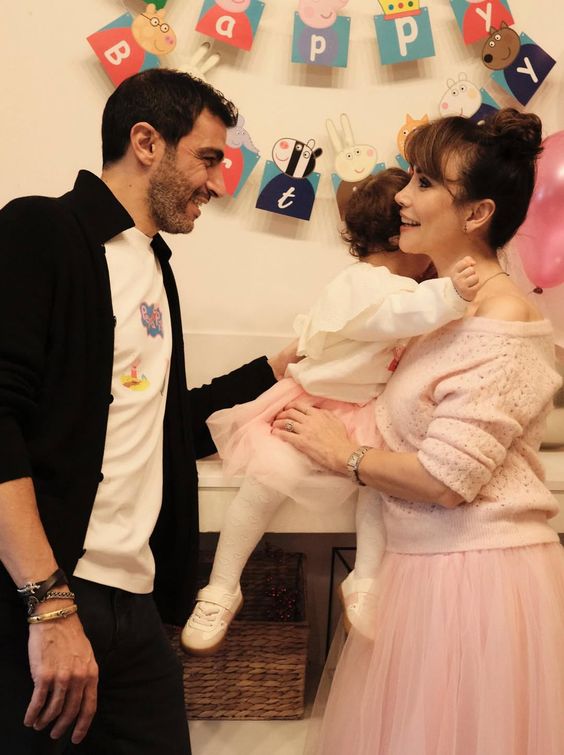 Küçük bir prenses, iki yaşına girdi, neşe saçıyor!