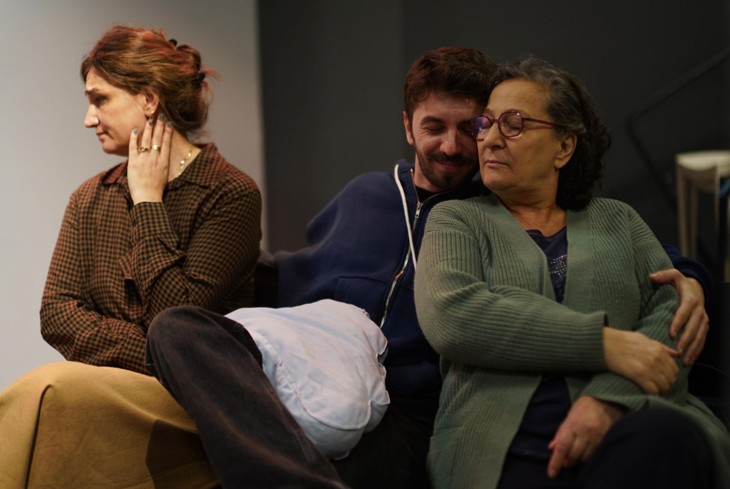 Karanlık aile sırlar, kahkaha ve gözyaşı karışımı