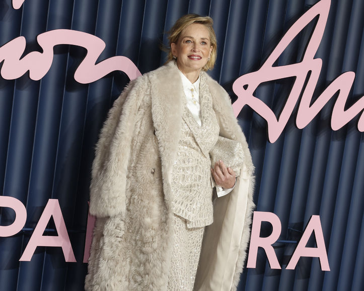 Ruhlar fısıldıyor, tuval canlanıyor, Sharon Stone resmediyor