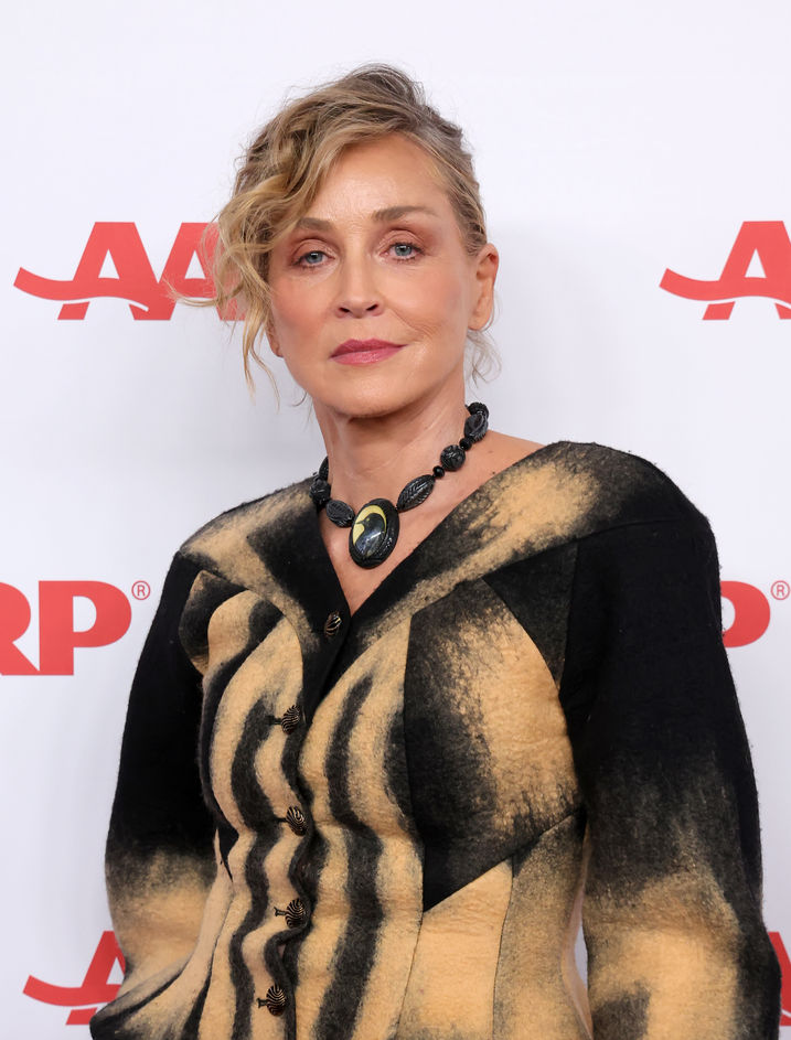 Ruhlar fısıldıyor, renkler dans ediyor, Sharon Stone yaratıyor