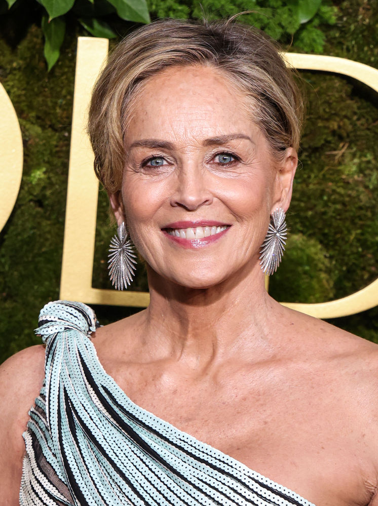 Ruhlar fısıldıyor, tuval canlanıyor, Sharon Stone resmediyor