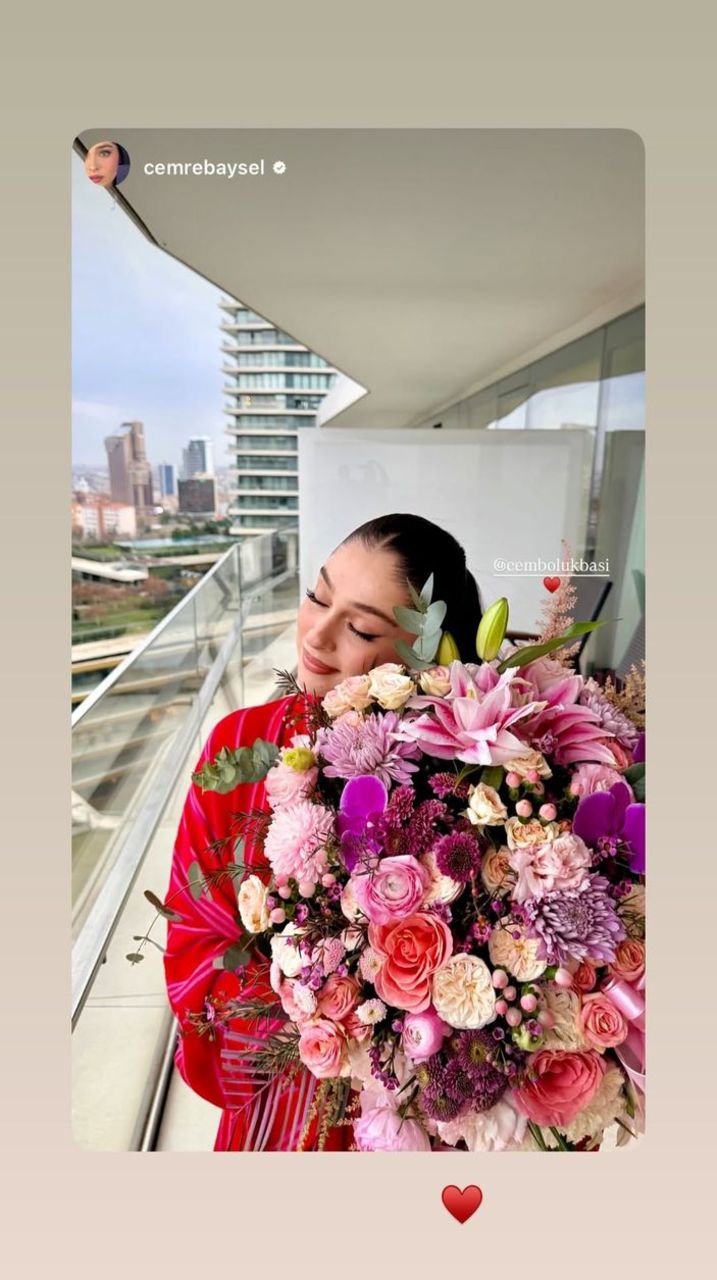 Gülüşüyle aşkı yansıtan, mutluluk pozu veren güzel oyuncu