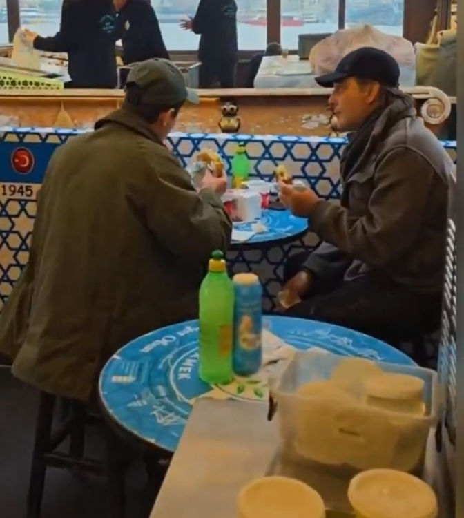 Eminönü'nde balık ekmek keyfi yapan Montella, halkla buluştu