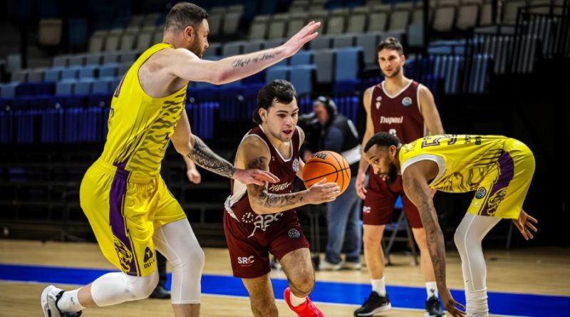 Beş oyuncu sahada, maç durdu, şaşkınlık hakim!