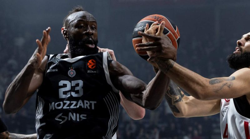 Meşaleler, atılanlar Partizan'a Euroleague'den ceza!