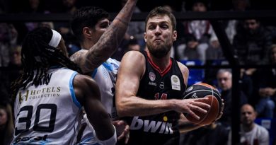 Ward'ın üçlü dublesi, Olympiacos'u zafere taşıdı, Vezenkov elendi