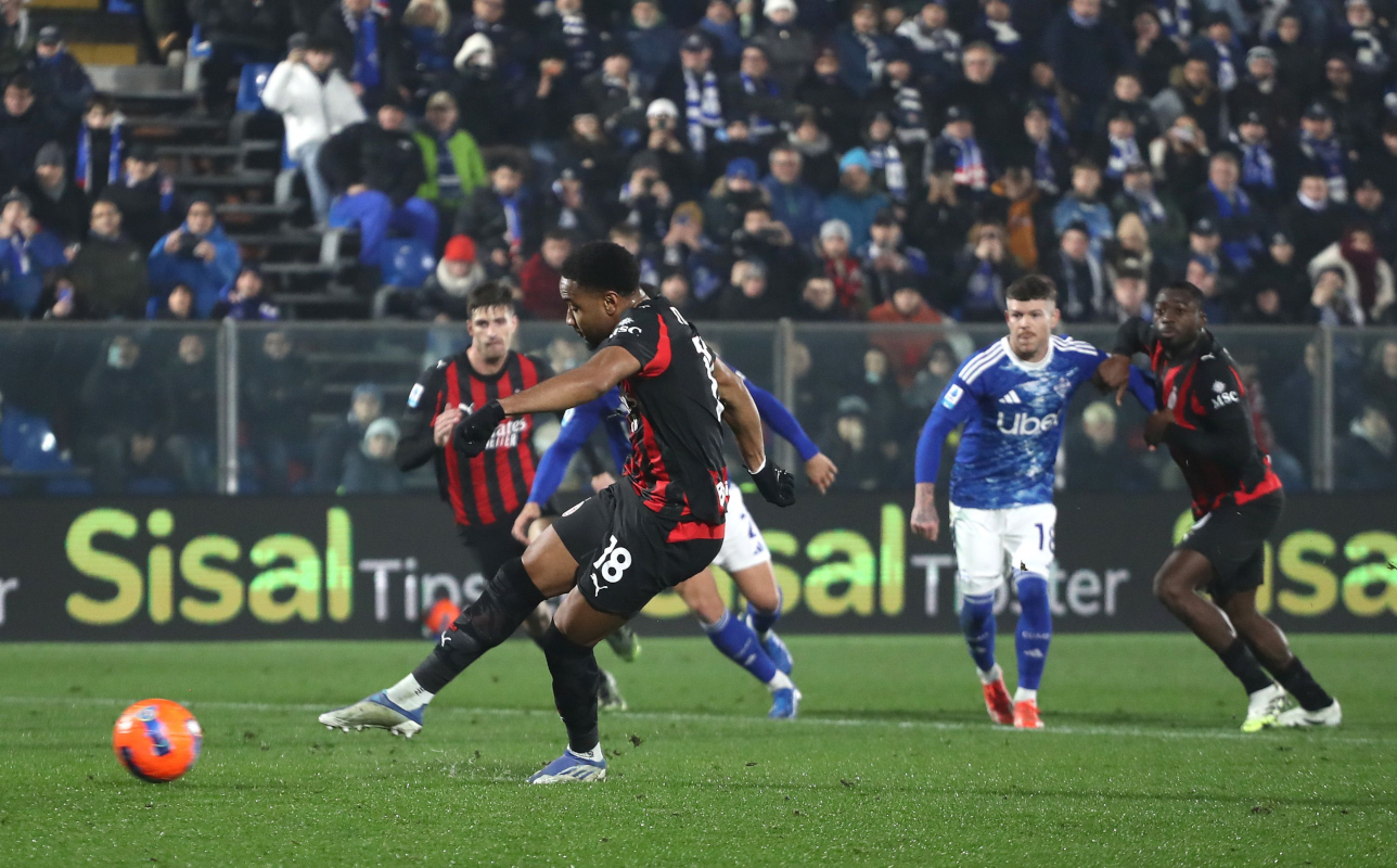 Direnç, azim, galibiyet! Milan, Como'dan puanla ayrıldı