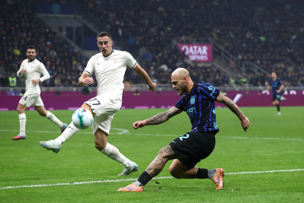 Kırmızı-siyahlıların tecrübeli savunmacısı Milan'ın dikkatini çekti