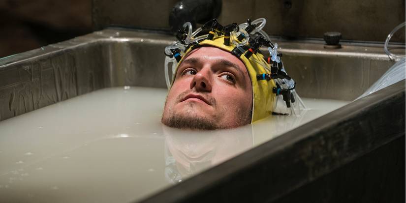 Geçmişten gelen kahraman, video oyunları ve absürt komedi