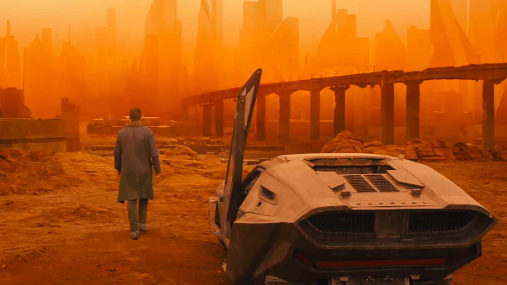 Neon ışıklar, yağmur ve distopik bir gelecek