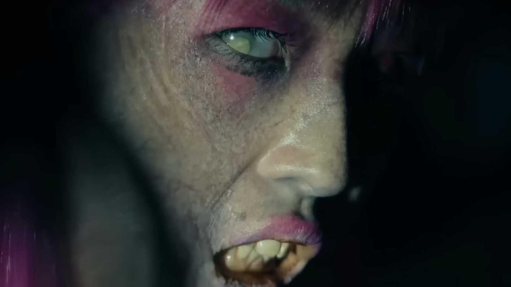 Derinlerde yankılanan ses, ürpertiyle karışıyor