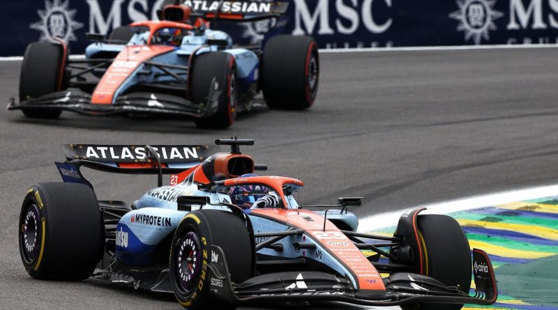 Hız, renk, nostalji: Williams Gulf, pistte parlıyor!