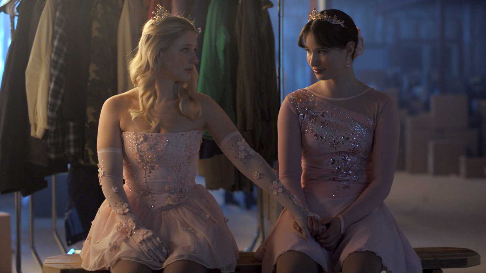 Buz dansı, aile sırları, gençlik telaşı ve karmaşık ilişkiler