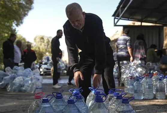 Susuzlukla mücadele, umutsuz bekleyiş, dayanışma anı