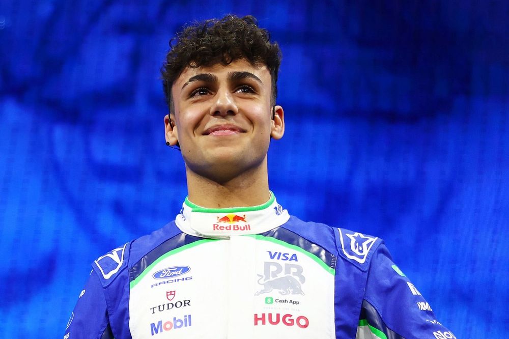 Genç pilotun yüzünde hem heyecan hem de endişe