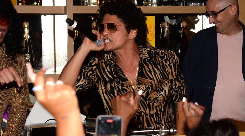 Sahne ışıkları, yeni müzik, dünya seni bekliyor!