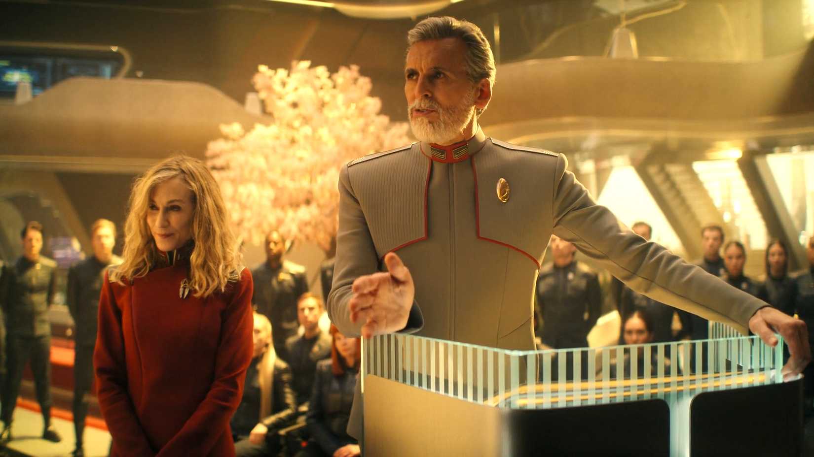 Amirallik değişimi, yeni soluk, Holly Hunter ile keyifli anlar