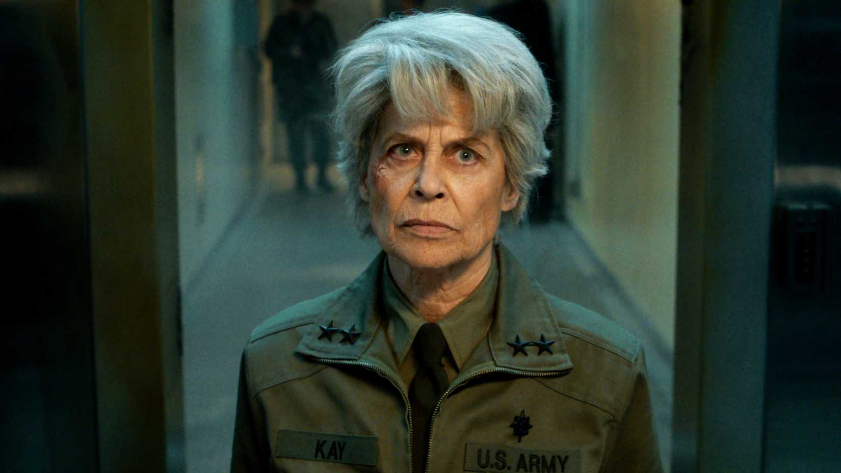 Karanlık kaldı, gelecek belirsiz, Hawkins'te bir şeyler fısıldıyor